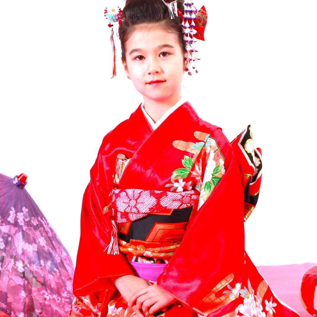 Kimono photography session in New York - festive red kimono portrait